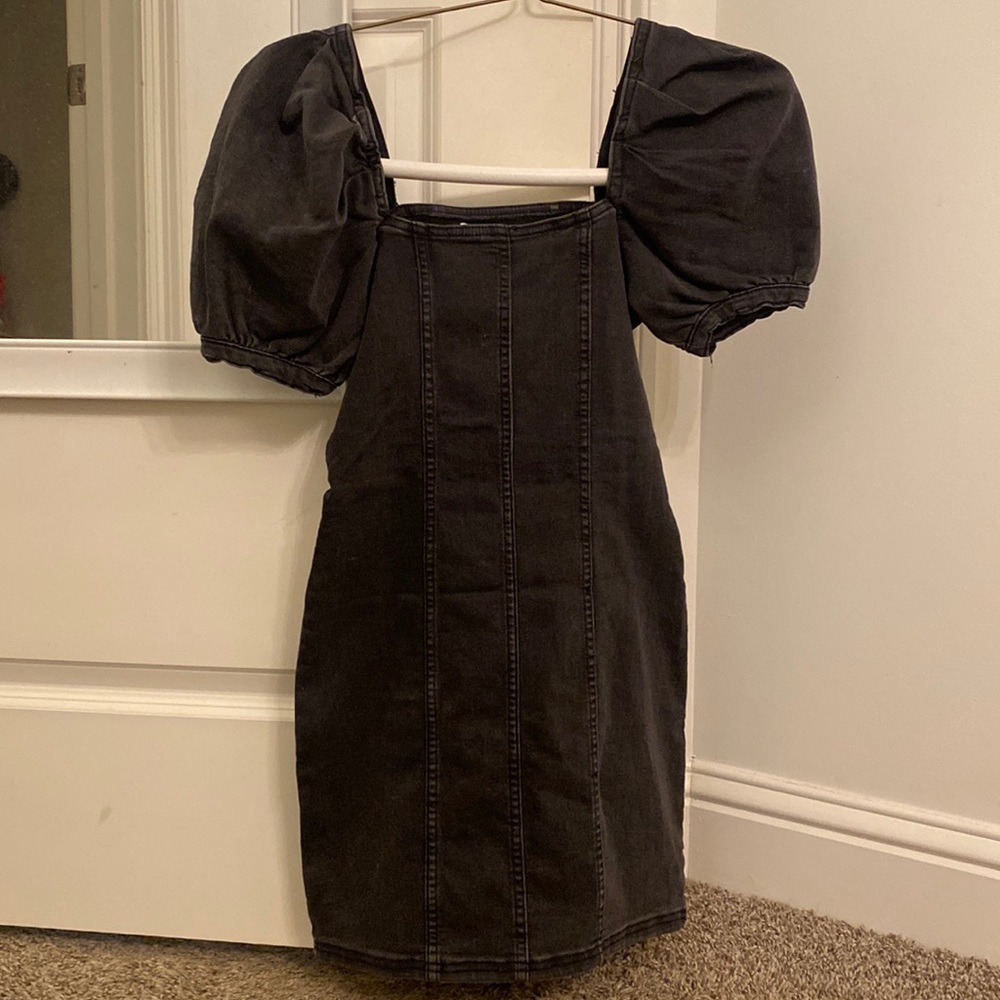 Brand NWT H&M denim dress with puff sleeves- stretchy material! Size XS